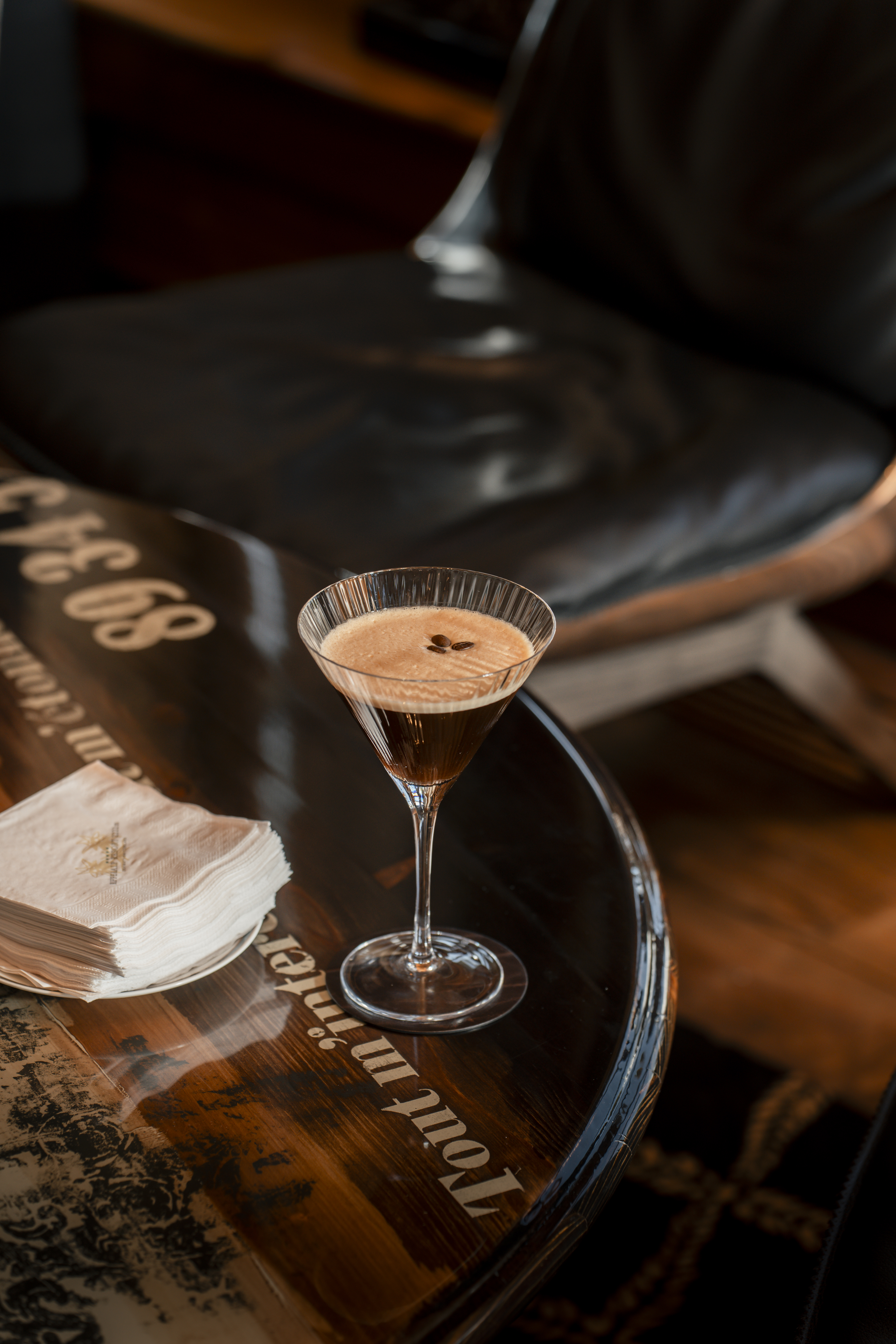 Cocktail de création servi au Bar 2222m du Riffelalp Resort 2222m au-dessus de Zermatt, hôtel de luxe 5 étoiles dans les Alpes suisses offrant une expérience de mixologie haut de gamme dans une atmosphère feutrée.
