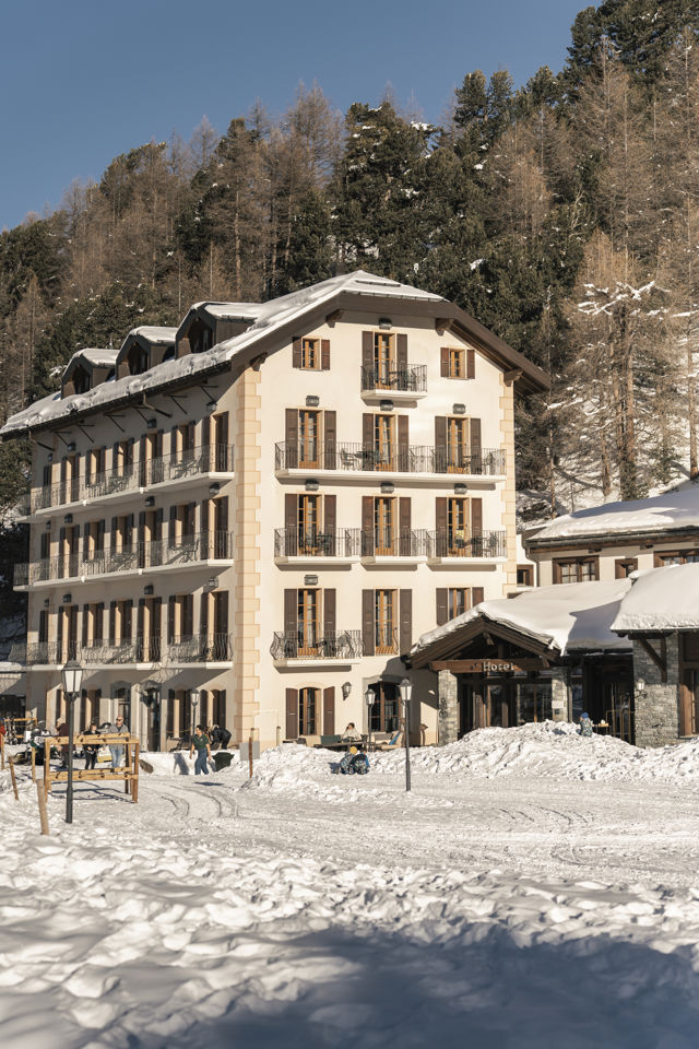 Façade principale du Riffelalp Resort 2222m à Zermatt, hôtel de luxe 5 étoiles dans les Alpes suisses, entourée de neige et offrant une expérience hôtelière haut de gamme au cœur d'un environnement naturel exceptionnel.