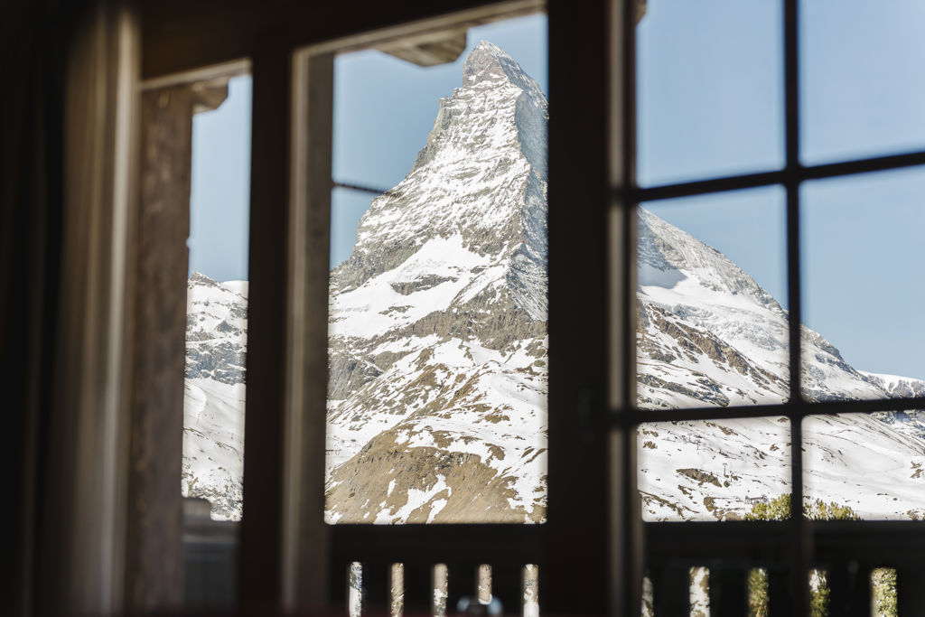 Vue rapprochée du sommet du Cervin enneigé à travers la fenêtre de la Chambre Matterhorn Superior en hiver au Riffelalp Resort 2222m à Zermatt.