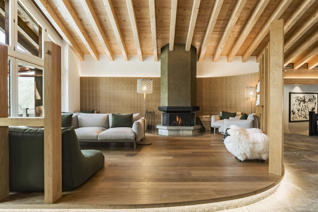 Espace de relaxation du Spa 2222m au Riffelalp Resort 2222m à Zermatt, salon élégant en bois naturel offrant une atmosphère paisible après une journée en montagne.
