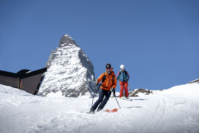 Descente à ski face au Cervin près du Riffelalp Resort 2222m à Zermatt, hôtel de luxe 5 étoiles dans les Alpes suisses offrant ski aux pieds, vacances d'hiver et panoramas alpins exceptionnels.