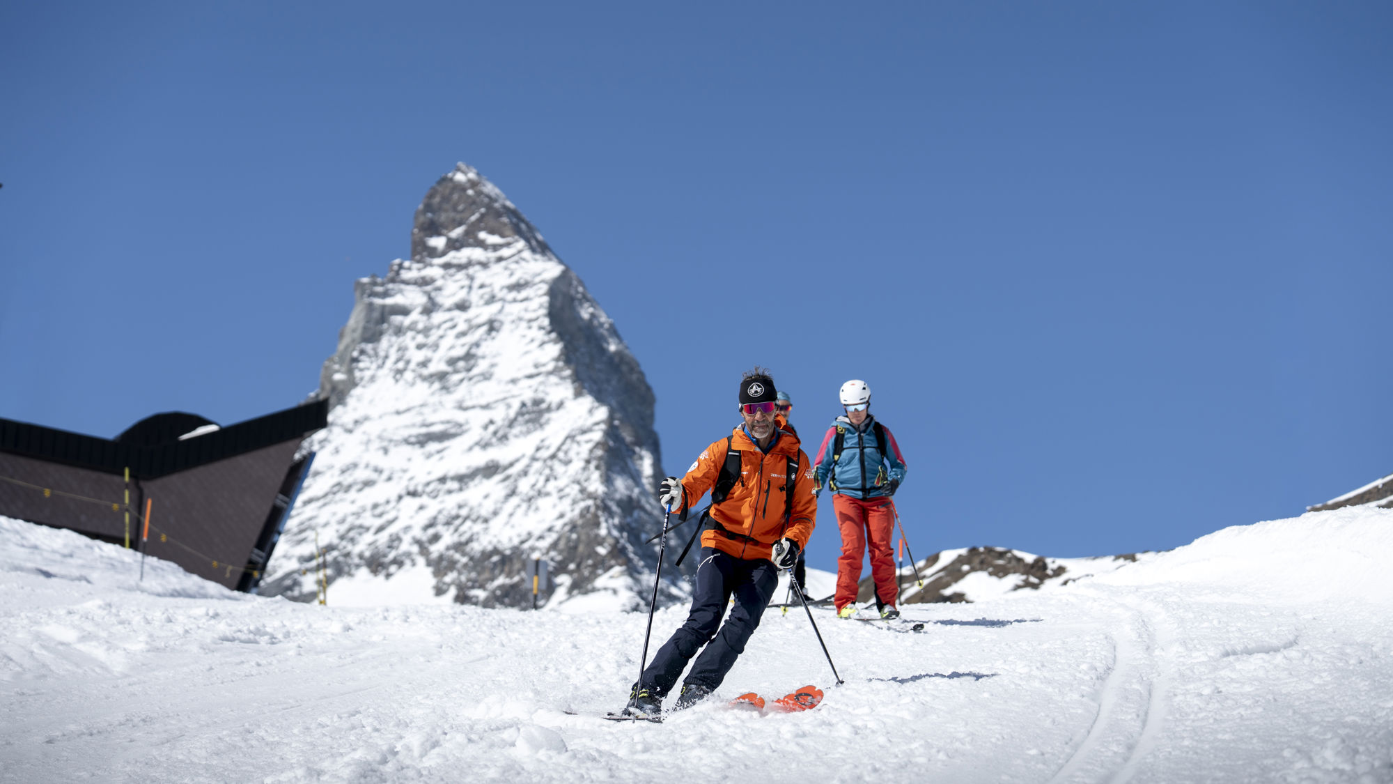 Descente à ski face au Cervin près du Riffelalp Resort 2222m à Zermatt, hôtel de luxe 5 étoiles dans les Alpes suisses offrant ski aux pieds, vacances d'hiver et panoramas alpins exceptionnels.