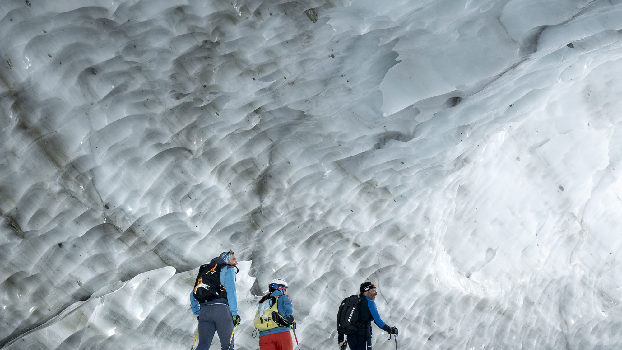 Randonnée en groupe glacier spectaculaire dans les Alpes suisses au-dessus de Zermatt près du Riffelalp Resort 2222m, hôtel de luxe 5 étoiles offrant excursions en haute montagne, paysages alpins préservés et expériences exclusives.