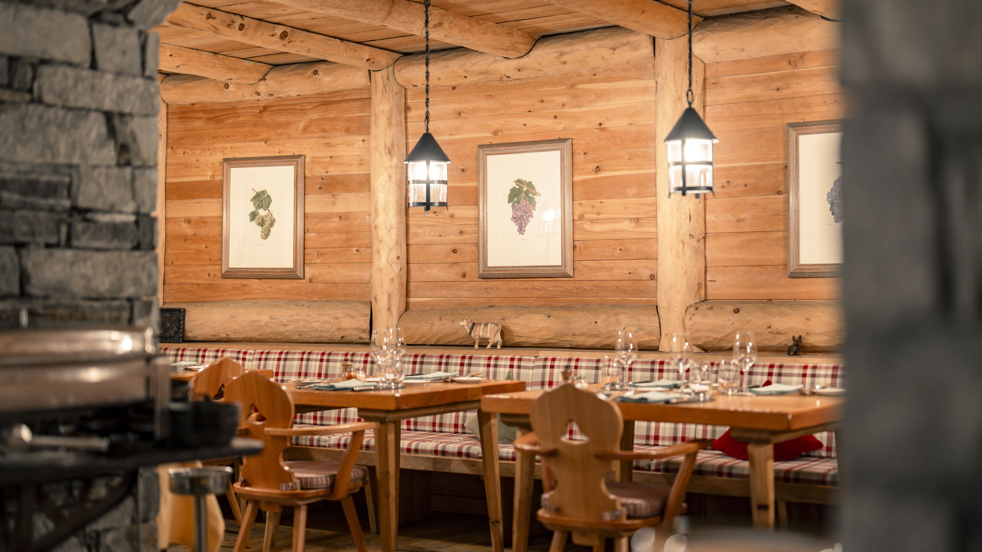 Salle du Restaurant Walliserkeller au Riffelalp Resort 2222m au-dessus de Zermatt, hôtel de luxe 5 étoiles dans les Alpes suisses offrant une atmosphère authentique de chalet suisse et une cuisine régionale en hiver.