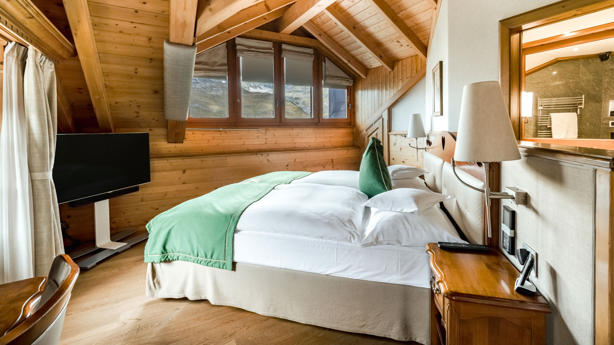 riffelalp-resort-chambre-matterhorn-classic-lit-kingsize-television-02.jpeg