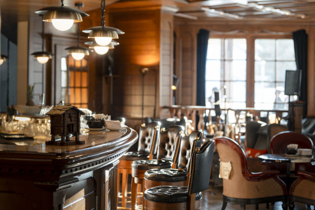 Espace lounge du Bar 2222m au Riffelalp Resort 2222m à Zermatt, hôtel de luxe 5 étoiles dans les Alpes suisses mêlant design élégant, confort et atmosphère chaleureuse pour l'après-ski.