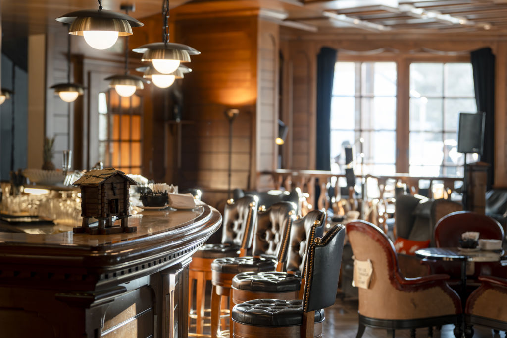 Espace lounge du Bar 2222m au Riffelalp Resort 2222m à Zermatt, hôtel de luxe 5 étoiles dans les Alpes suisses mêlant design élégant, confort et atmosphère chaleureuse pour l'après-ski.