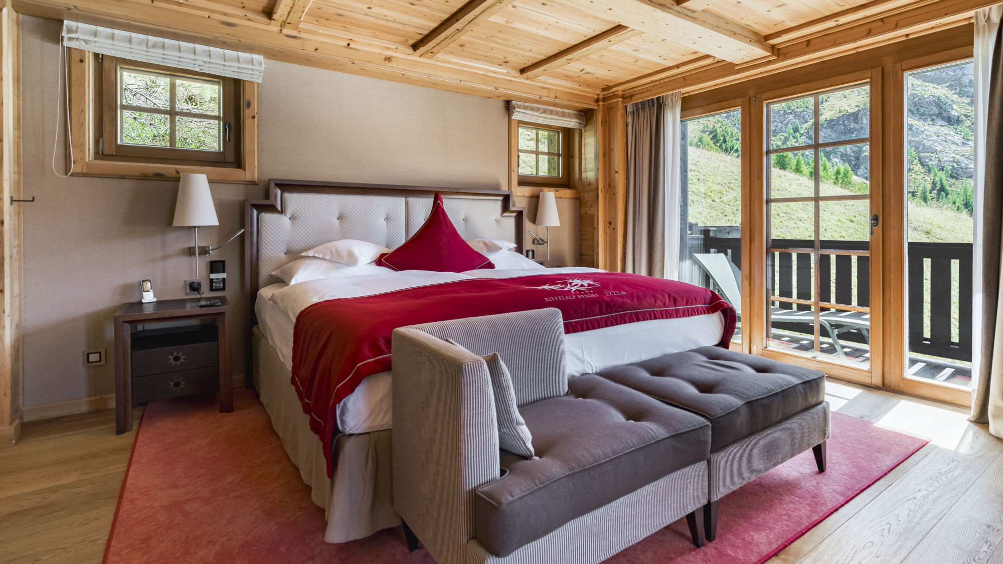riffelalp-resort-monte-rosa-suite-chambre-vue-balcon-01.jpeg