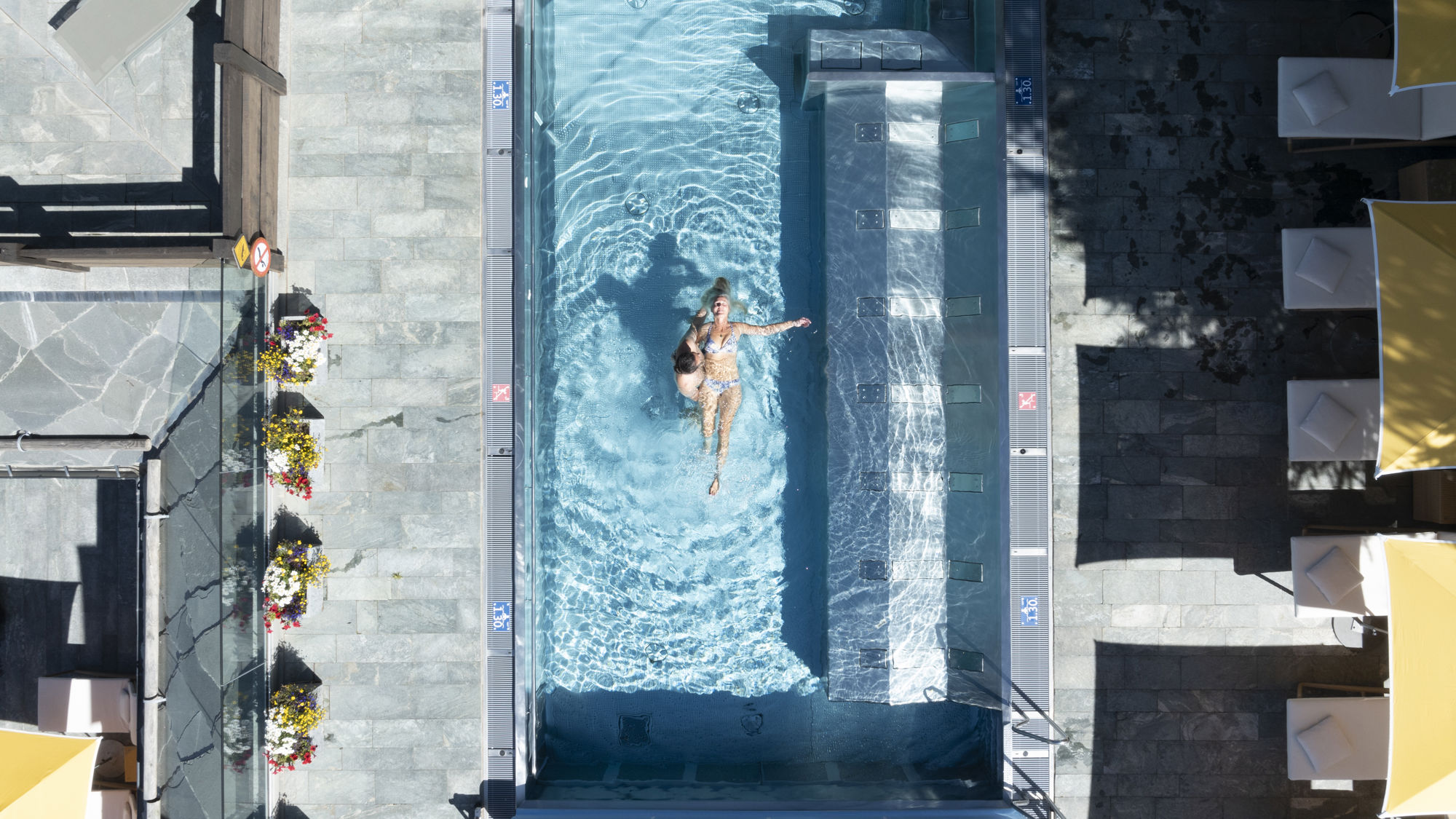 riffelalp-resort-spa-2222m-vue-drone-piscine-exterieure-01.jpeg