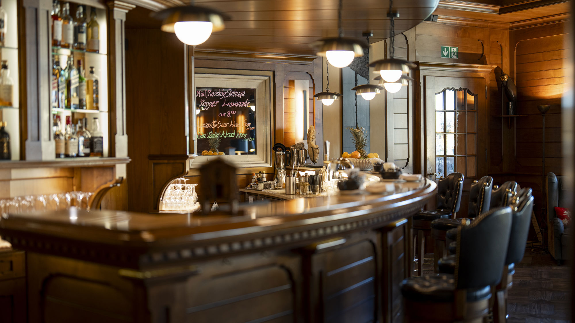Comptoir du Bar 2222m au Riffelalp Resort 2222m à Zermatt, hôtel de luxe 5 étoiles dans les Alpes suisses proposant cocktails signature, spiritueux d'exception et ambiance lounge élégante au cœur des Alpes.