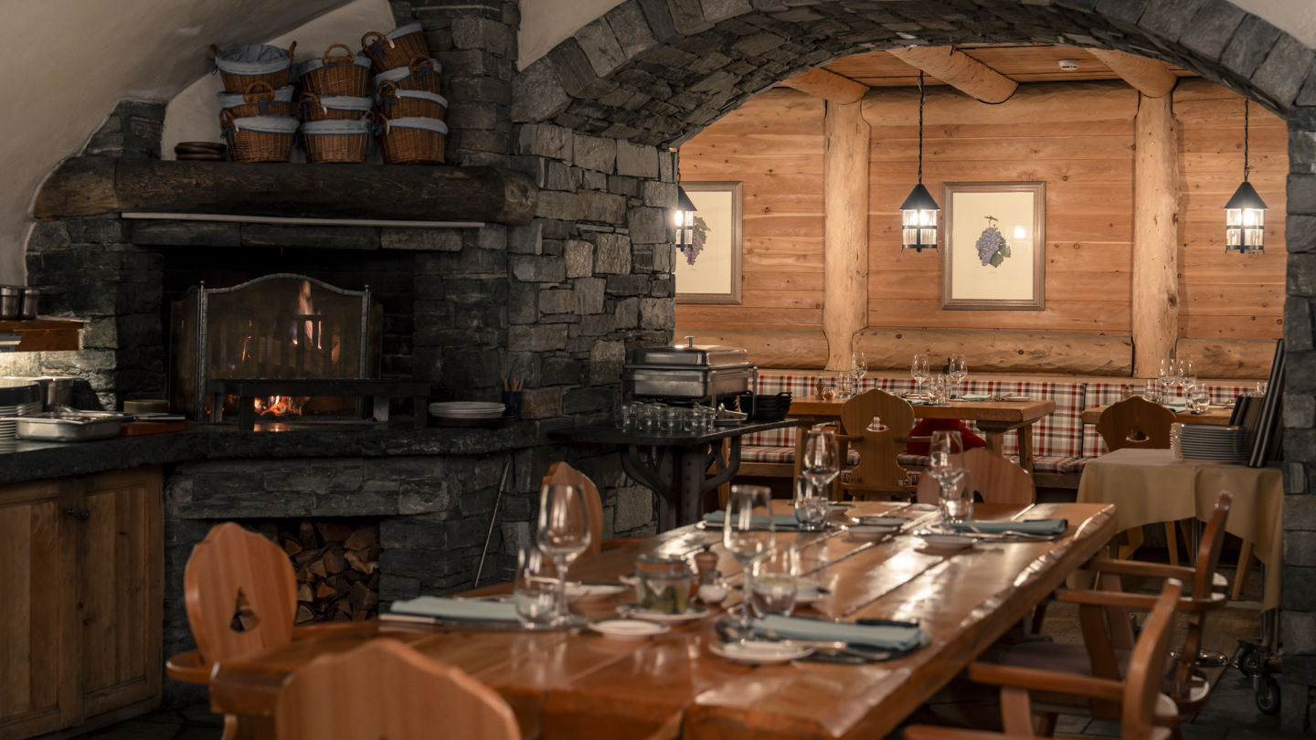 Salle authentique en vieux bois du Restaurant Walliserkeller au Riffelalp Resort 2222m à Zermatt, hôtel de luxe 5 étoiles dans les Alpes suisses offrant le charme d'un chalet valaisan traditionnel.