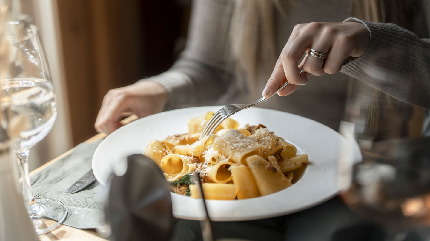 Assiette de pâtes fraîches servie au Ristorante Al Bosco du Riffelalp Resort 2222m à Zermatt, hôtel de luxe 5 étoiles dans les Alpes suisses proposant une cuisine italienne raffinée, des produits de saison et une expérience gastronomique en montagne.