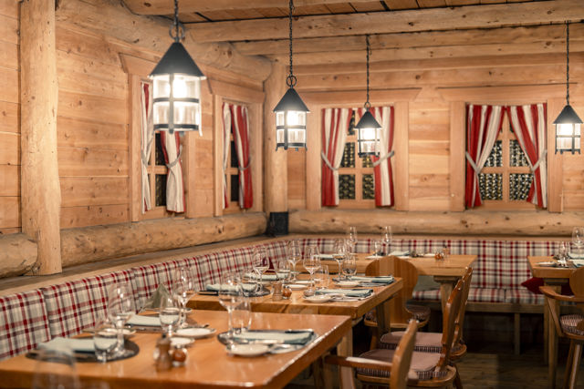 Salle du Restaurant Walliserkeller baignée d'une ambiance chaleureuse au Riffelalp Resort 2222m à Zermatt, hôtel de luxe 5 étoiles dans les Alpes suisses proposant une cuisine suisse traditionnelle et un cadre alpin unique.