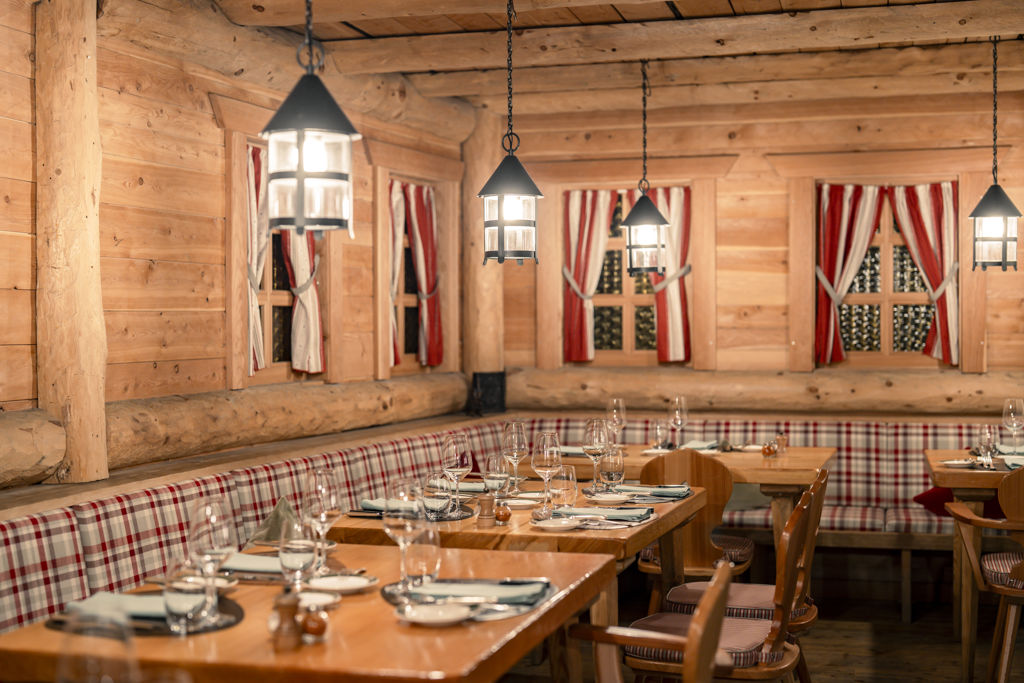 Salle du Restaurant Walliserkeller baignée d'une ambiance chaleureuse au Riffelalp Resort 2222m à Zermatt, hôtel de luxe 5 étoiles dans les Alpes suisses proposant une cuisine suisse traditionnelle et un cadre alpin unique.