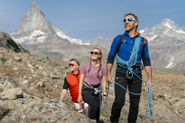 Couple en randonnée face au Cervin près du Riffelalp Resort 2222m à Zermatt, hôtel de luxe 5 étoiles dans les Alpes suisses pour des vacances en famille, des randonnées panoramiques, des expériences de montagne et un séjour nature exclusif.