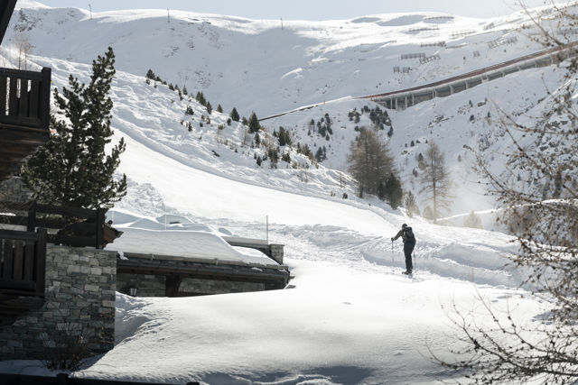 Randonnée hivernale à travers les paysages enneigés de Zermatt, offrant une immersion au cœur des Alpes suisses et des panoramas exceptionnels sur le Cervin (Matterhorn), une expérience ressourçante à vivre lors de votre séjour au Riffelalp Resort 2222m.