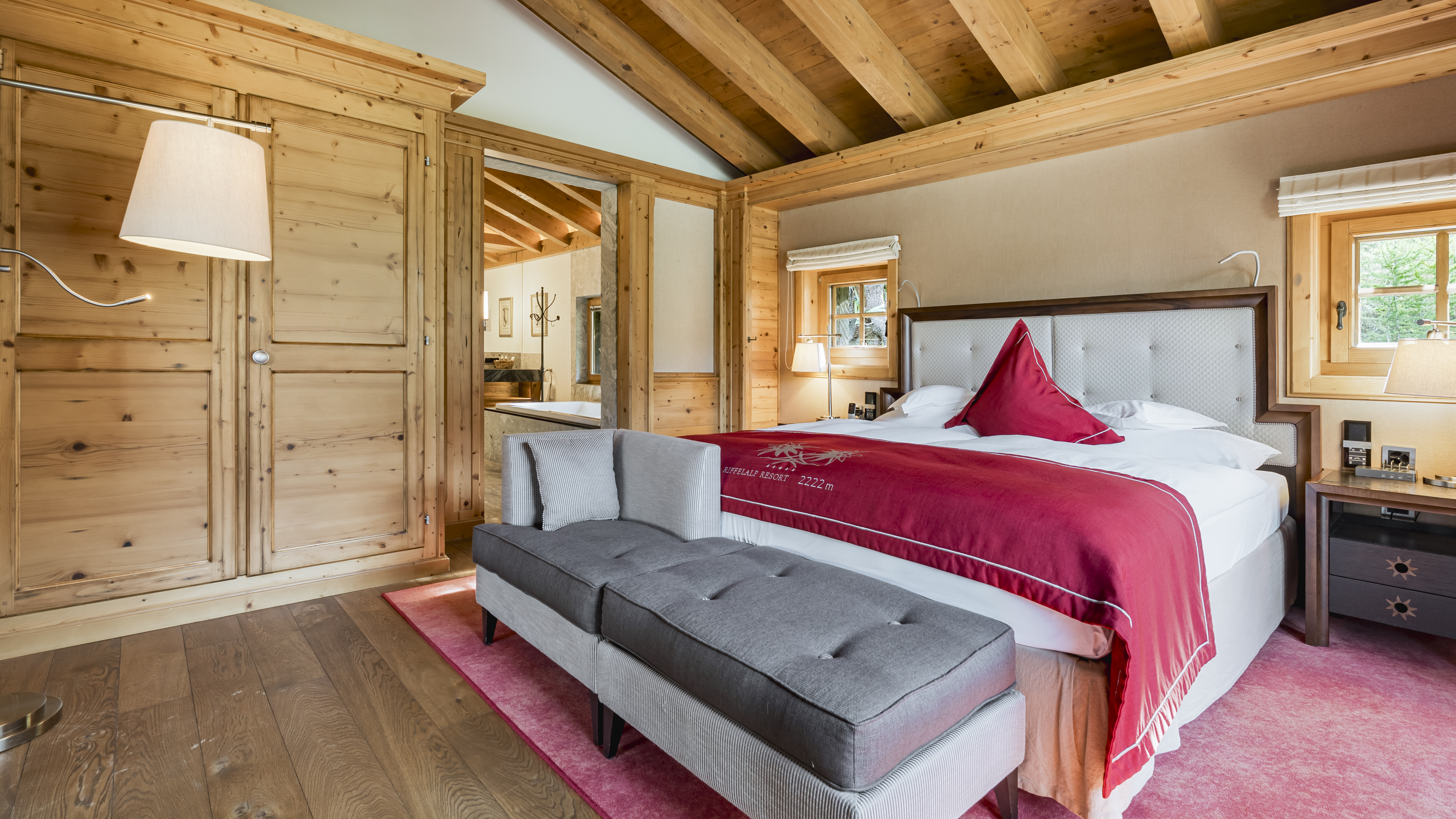 riffelalp-resort-monte-rosa-suite-chambre-lumiere-naturelle-01.jpeg