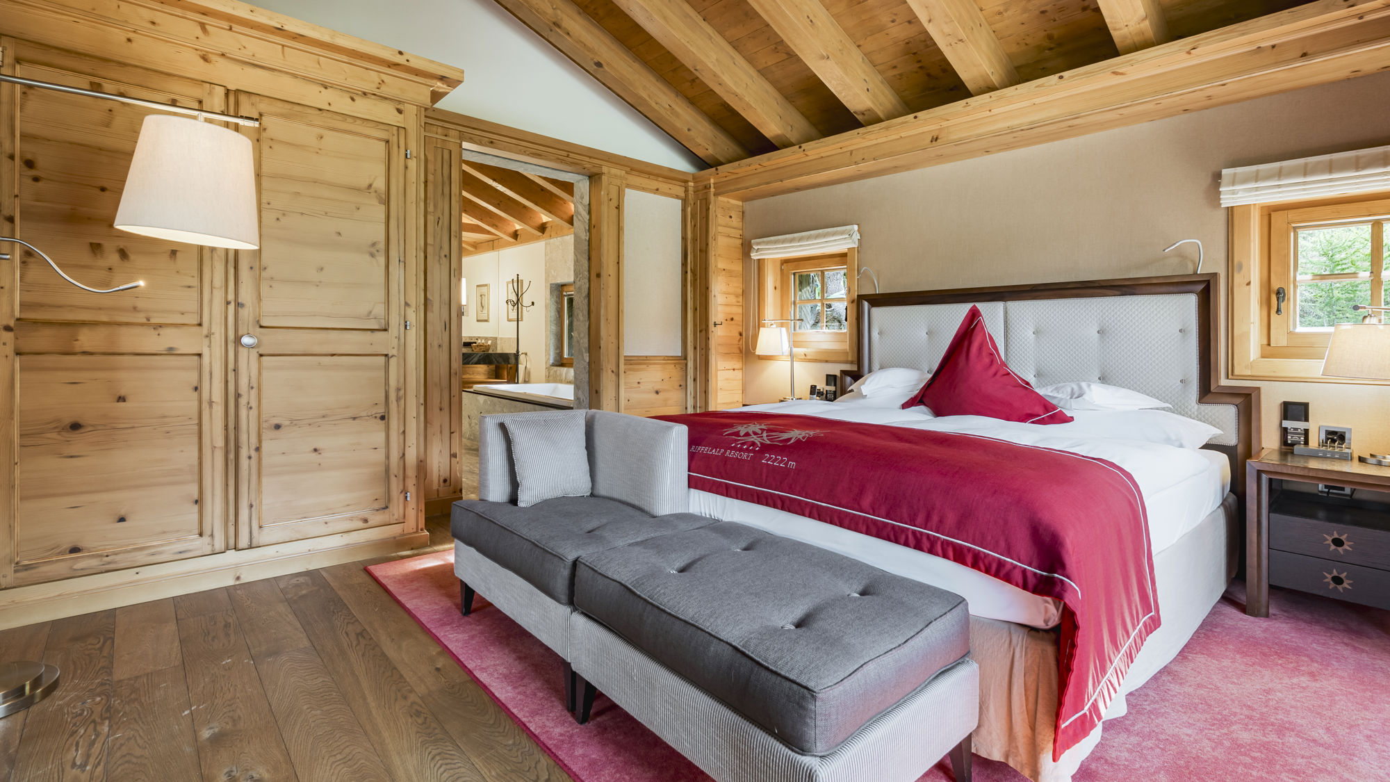 riffelalp-resort-monte-rosa-suite-chambre-lumiere-naturelle-01.jpeg