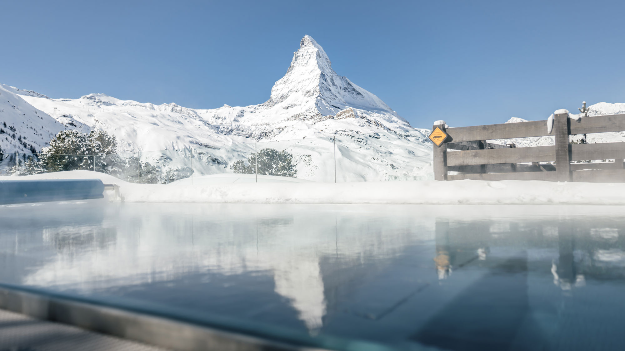 riffelalp-resort-spa-2222m-piscine-exterieure-miroir-02.jpeg