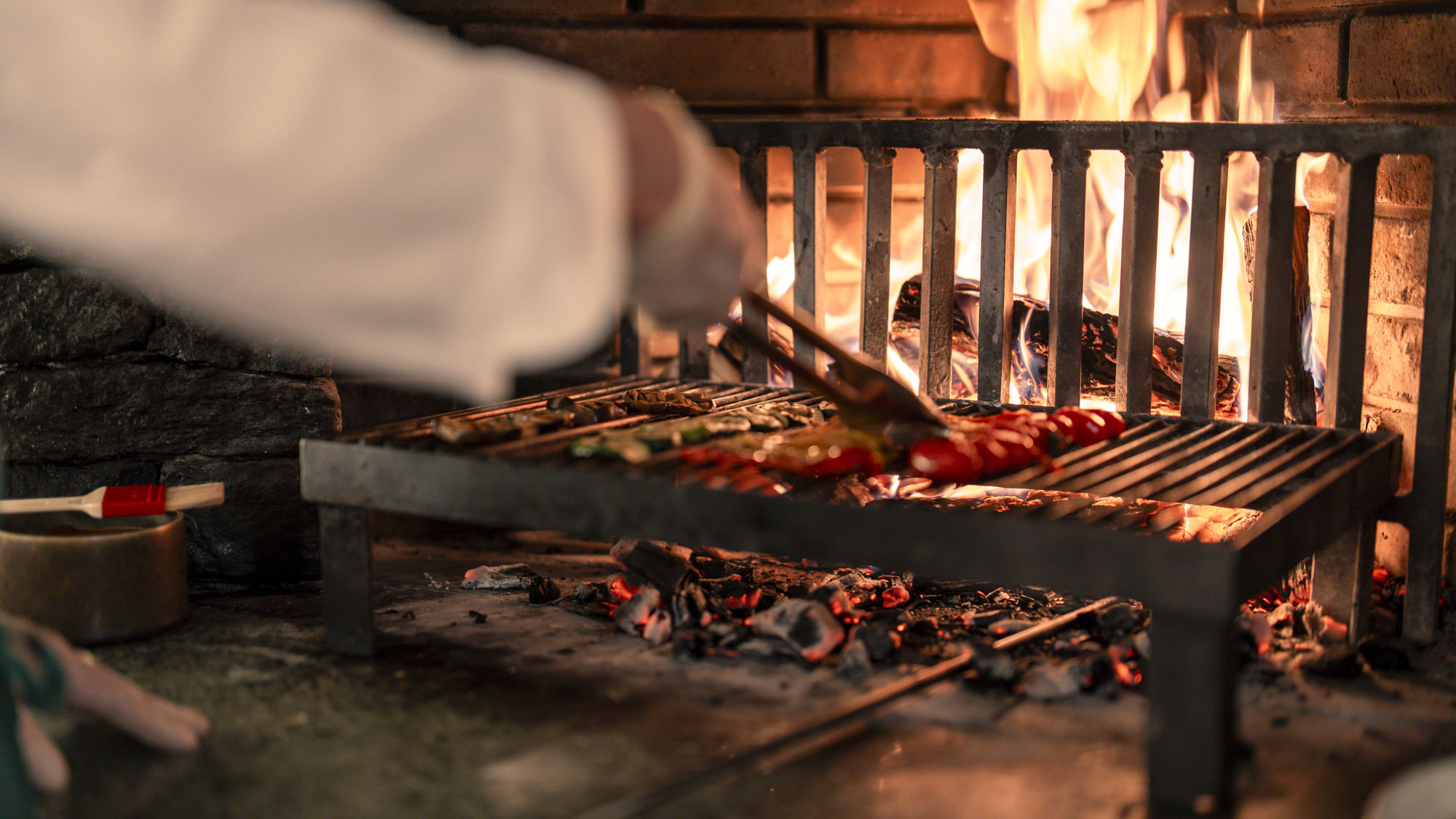 Grill au feu de bois du Restaurant Walliserkeller au Riffelalp Resort 2222m au-dessus de Zermatt, hôtel de luxe 5 étoiles dans les Alpes suisses proposant des grillades, des spécialités valaisannes et une cuisine régionale préparée à la minute.