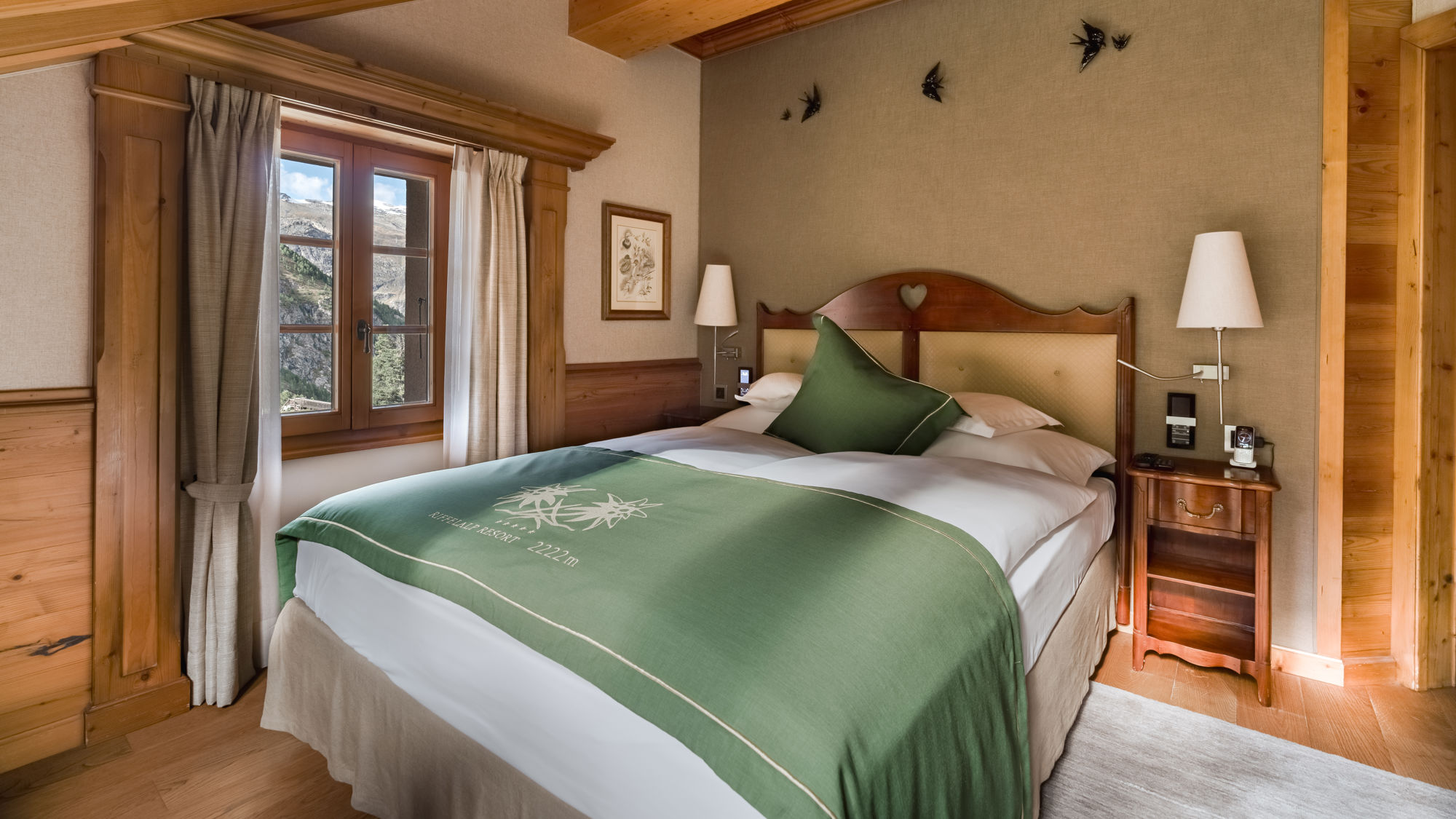 riffelalp-resort-chambre-natur-grandlit-vue-ensemble-01.jpeg
