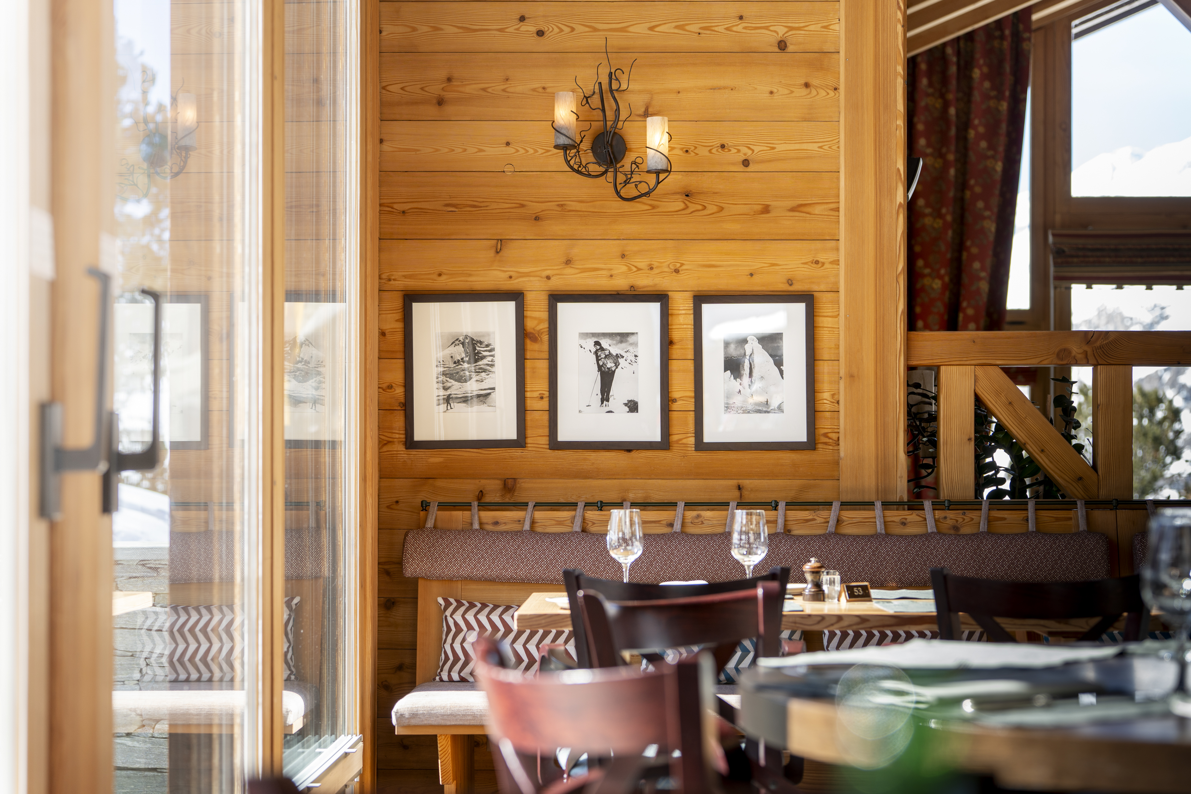 Ambiance chaleureuse du Ristorante Al Bosco au Riffelalp Resort 2222m au-dessus de Zermatt, hôtel de luxe 5 étoiles dans les Alpes suisses, mêlant architecture alpine, cuisine italienne et élégance d'un chalet contemporain.