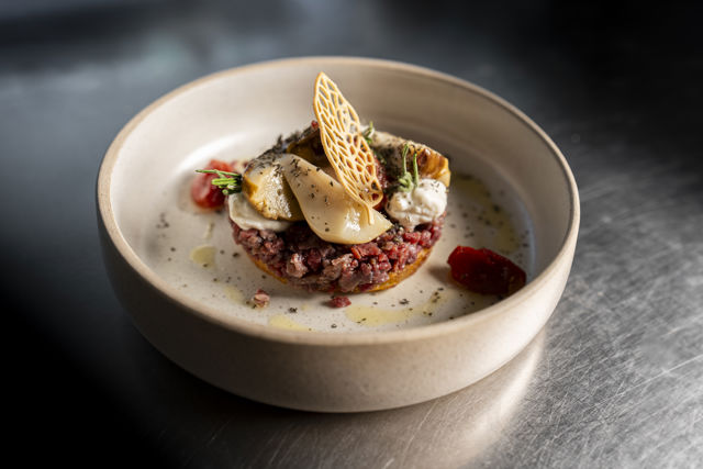Création gastronomique servie en été au Restaurant Alexandre du Riffelalp Resort 2222m au-dessus de Zermatt, hôtel de luxe 5 étoiles dans les Alpes suisses proposant une cuisine raffinée inspirée des saveurs régionales et méditerranéennes.