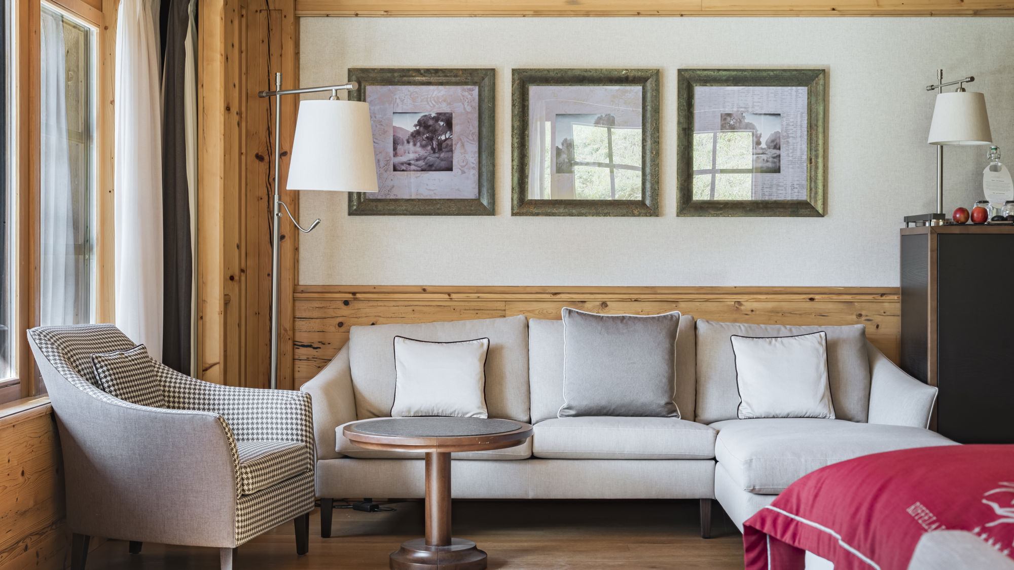 riffelalp-resort-matterhorn-deluxe-junior-suite-salon-canape-01.jpeg