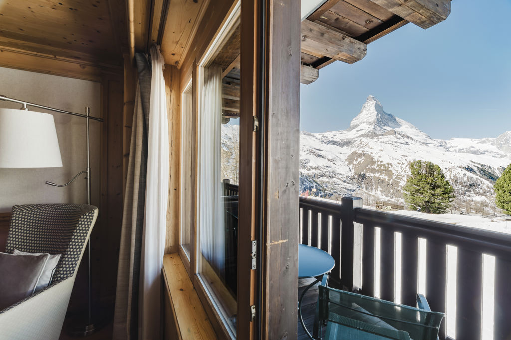 Vue spectaculaire sur le Cervin enneigé depuis le balcon de la Chambre Matterhorn Superior en hiver au Riffelalp Resort 2222m à Zermatt, avec petit-déjeuner et accès au Spa 2222m inclus.
