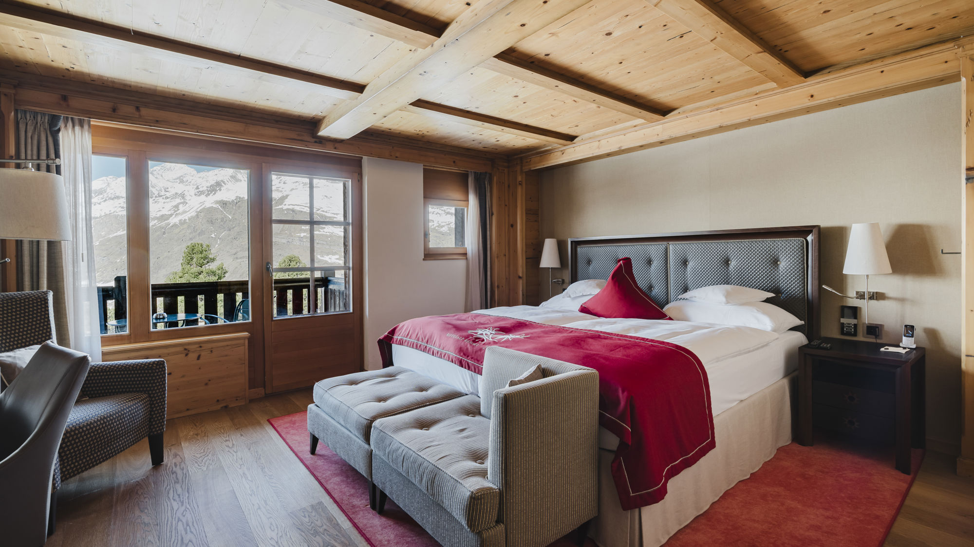 riffelalp-resort-chambre-matterhorn-superior-hiver-lit-balcon-01.jpeg