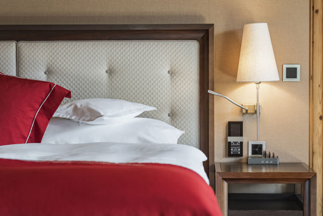 Chambre principale de la Matterhorn Suite avec lit king size au Riffelalp Resort 2222m à Zermatt, suite de luxe de 103 m² offrant une ambiance alpine élégante