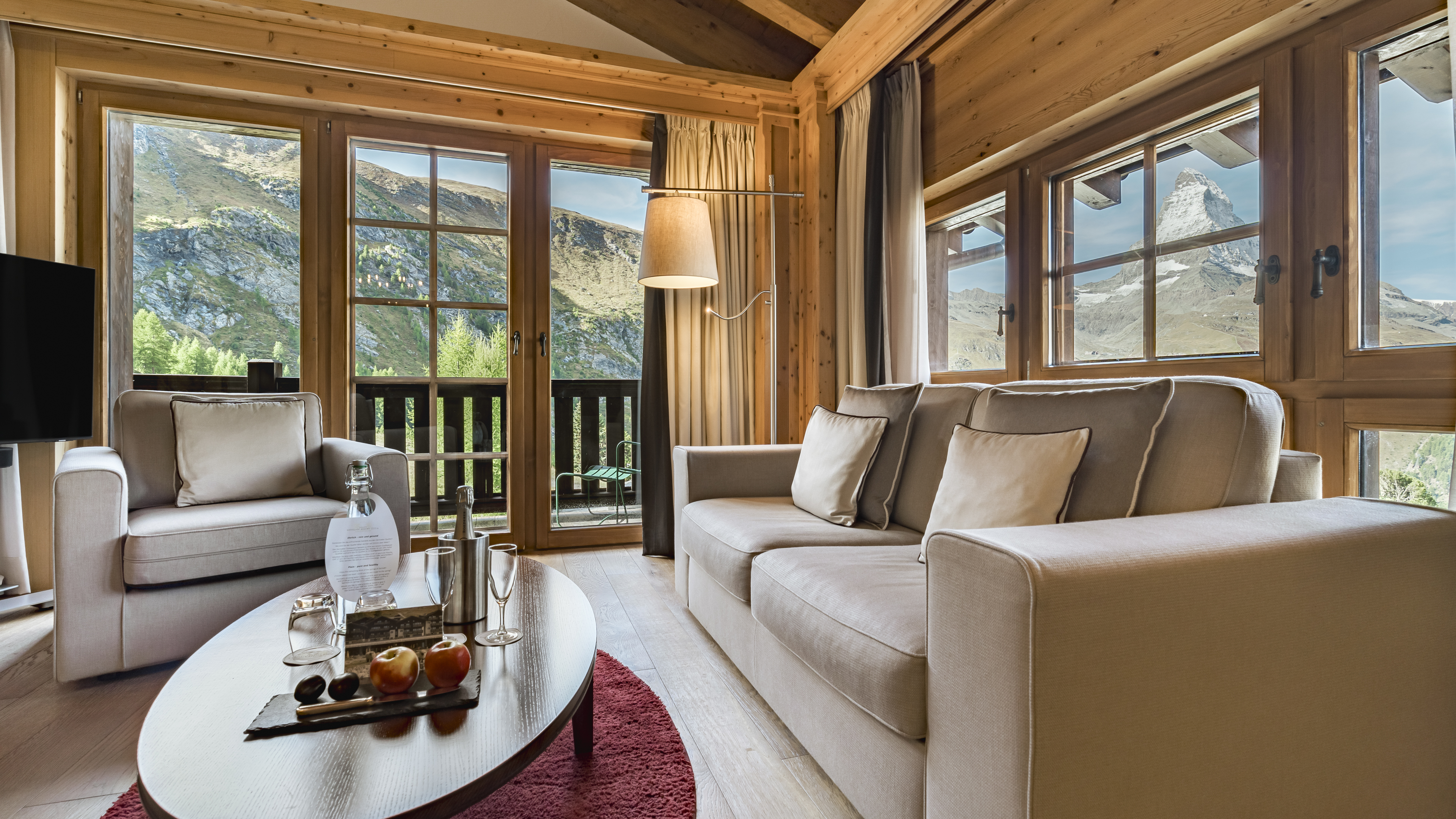riffelalp-resort-monte-rosa-suite-salon-vue-balcon-01.jpeg