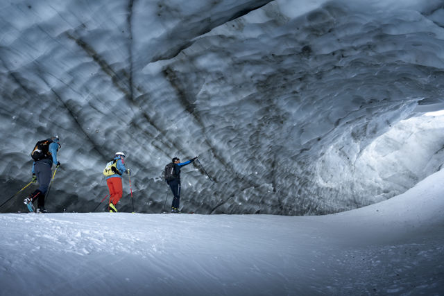 Marche sur et dans un glacier face aux sommets alpins près du Riffelalp Resort 2222m à Zermatt, hôtel de luxe 5 étoiles dans les Alpes suisses pour des randonnées guidées, des vacances nature, des aventures en montagne et des expériences exclusives.