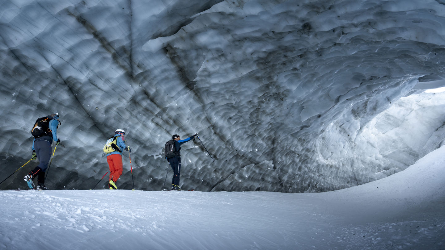 Marche sur et dans un glacier face aux sommets alpins près du Riffelalp Resort 2222m à Zermatt, hôtel de luxe 5 étoiles dans les Alpes suisses pour des randonnées guidées, des vacances nature, des aventures en montagne et des expériences exclusives.