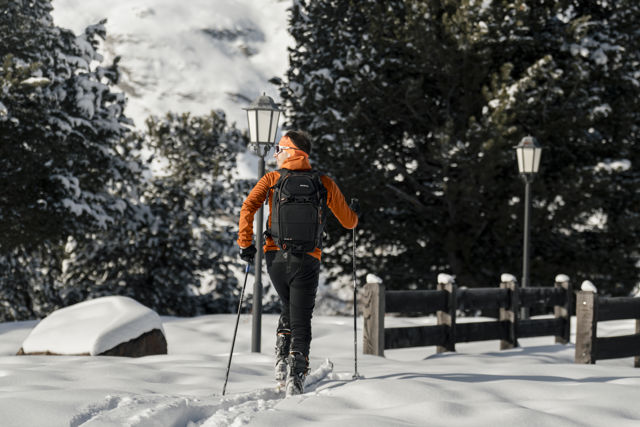 Randonneur évoluant dans un paysage enneigé près du Riffelalp Resort 2222m à Zermatt, hôtel de luxe 5 étoiles dans les Alpes suisses offrant des vacances actives, des expériences outdoor et des panoramas alpins d'exception.