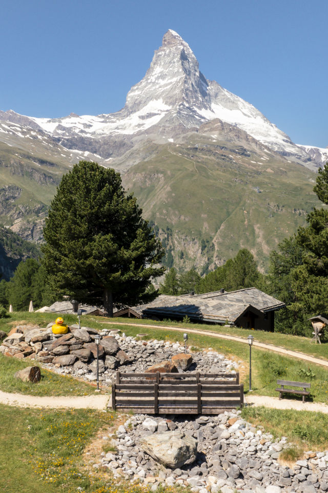 Sentier de randonnée traversant les alpages face au Cervin près du Riffelalp Resort 2222m au-dessus de Zermatt, hôtel de luxe 5 étoiles dans les Alpes suisses idéal pour les vacances actives, les promenades panoramiques et les séjours natur