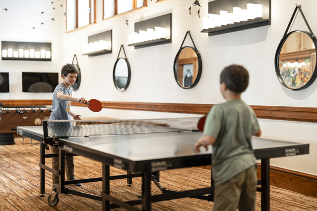 Salle de jeux du Riffelalp Resort 2222m à Zermatt avec baby-foot et espaces de loisirs destinés aux familles et aux enfants.
