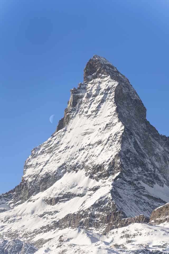 Vue rapprochée du Cervin dominant les Alpes suisses près du Riffelalp Resort 2222m au-dessus de Zermatt, hôtel de luxe 5 étoiles offrant des panoramas emblématiques et des expériences de montagne exclusives.