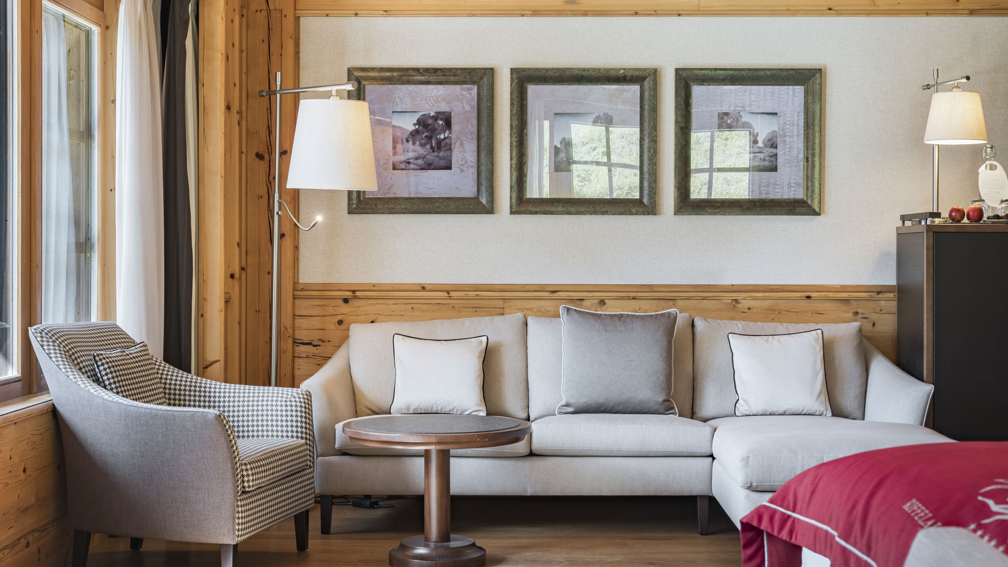 Salon de la Matterhorn Deluxe Junior Suite au Riffelalp Resort 2222m à Zermatt, hôtel de luxe 5 étoiles offrant un espace de détente spacieux dans une ambiance de chalet contemporain.