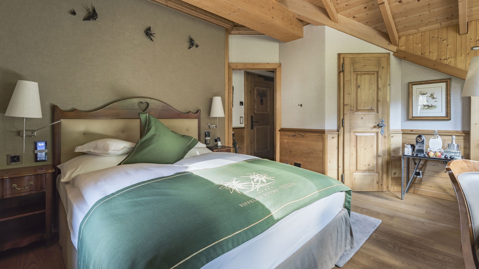 Chambre NATUR Grandlit du Riffelalp Resort 2222m au-dessus de Zermatt, hôtel de luxe 5 étoiles dans les Alpes suisses, avec lit queen, mobilier en bois et ambiance alpine chaleureuse pour un séjour romantique en montagne.