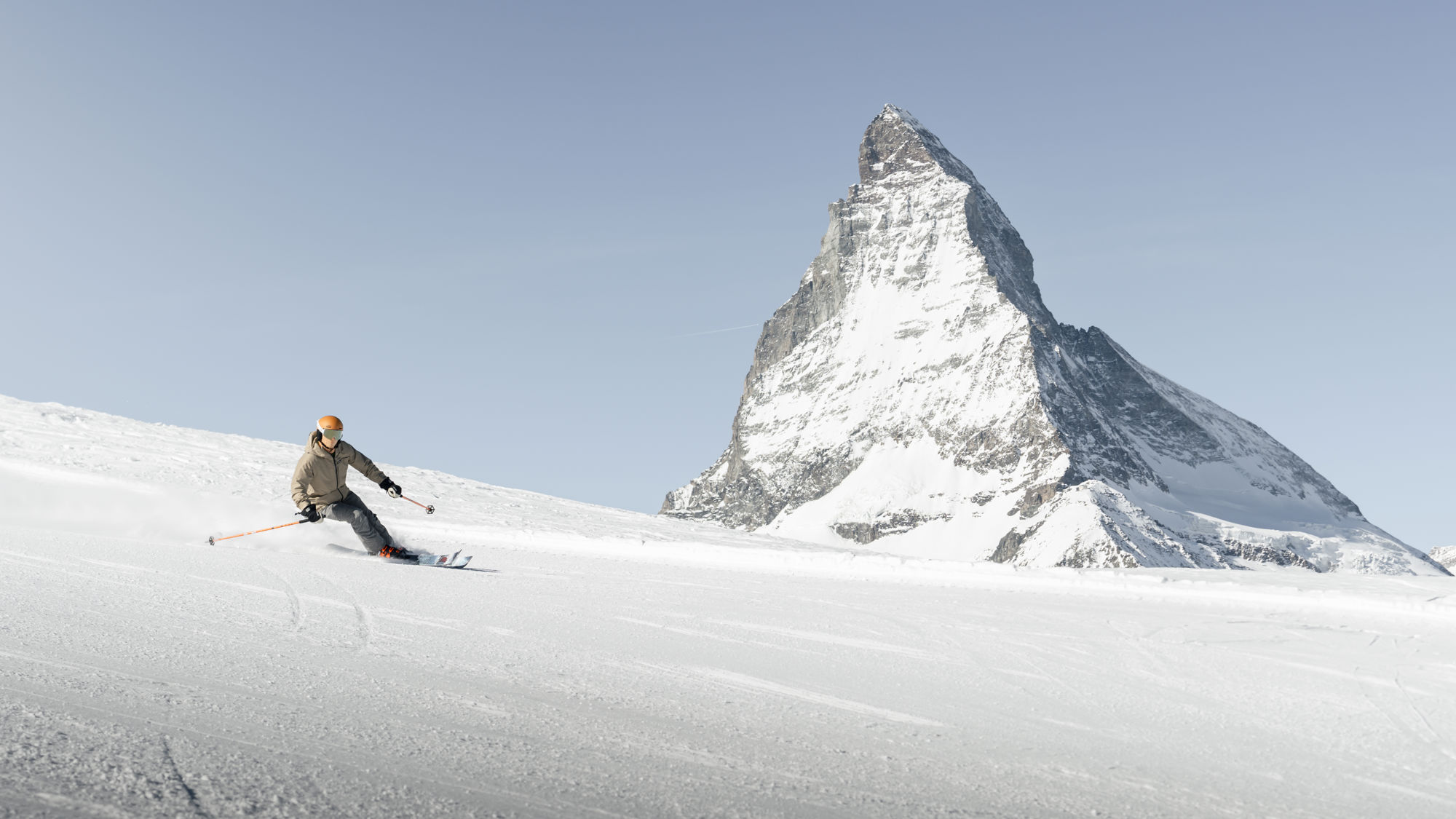 Journée de ski sur le domaine skiable de Zermatt offrant des vues spectaculaires sur le Cervin (Matterhorn), une expérience incontournable à vivre lors de votre séjour au Riffelalp Resort 2222m.