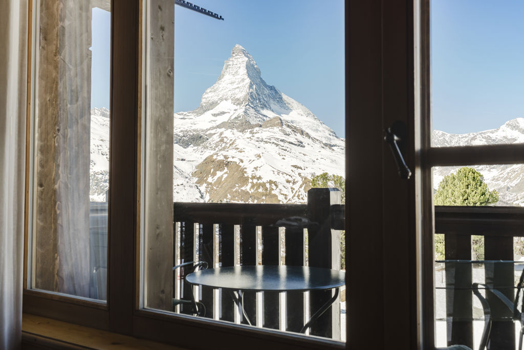 Vue rapprochée sur le Cervin enneigé depuis la fenêtre et le balcon de la Chambre Matterhorn Superior en hiver au Riffelalp Resort 2222m à Zermatt.