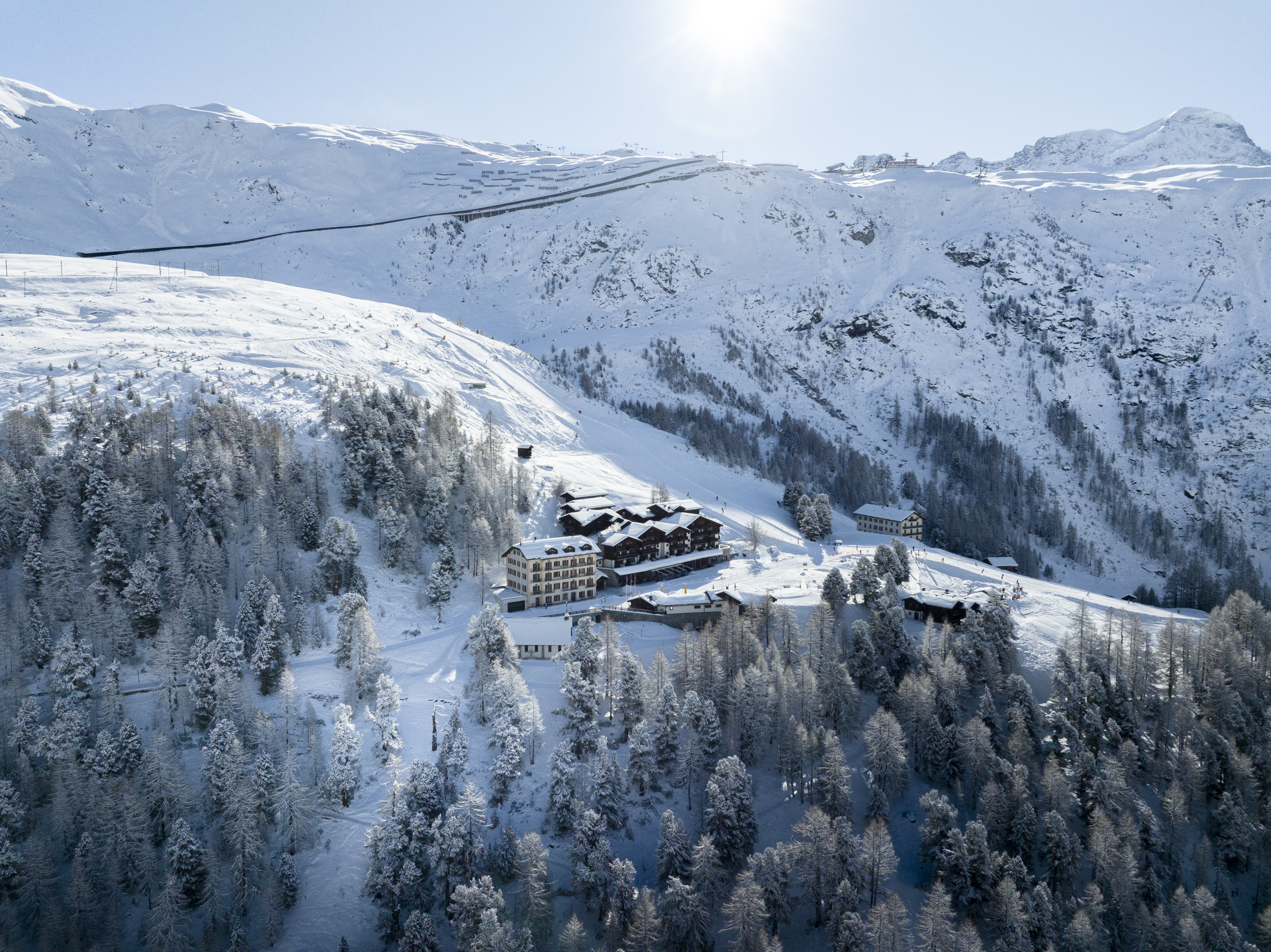 Paysage enneigé au-dessus de Zermatt près du Riffelalp Resort 2222m, hôtel de luxe 5 étoiles dans les Alpes suisses, offrant des panoramas spectaculaires, des vacances d'hiver et une immersion au cœur de la haute montagne.
