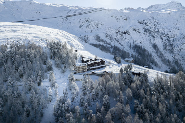 Paysage enneigé au-dessus de Zermatt près du Riffelalp Resort 2222m, hôtel de luxe 5 étoiles dans les Alpes suisses, offrant des panoramas spectaculaires, des vacances d'hiver et une immersion au cœur de la haute montagne.