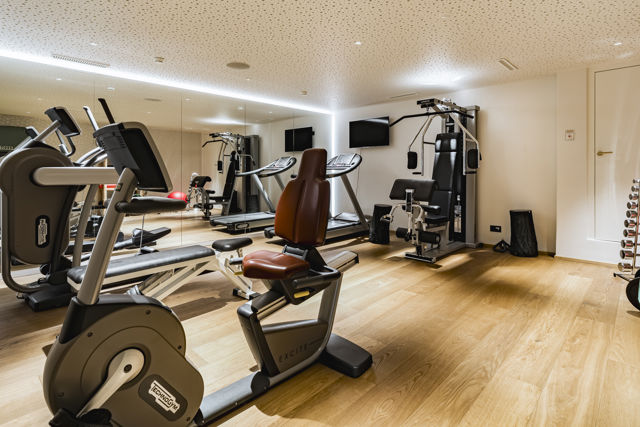 Espace Mini Fitness du Spa 2222m au Riffelalp Resort 2222m à Zermatt, salle de remise en forme équipée pour le cardio et la préparation physique dans un hôtel de luxe 5 étoiles des Alpes suisses.