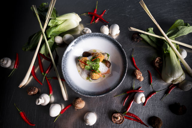 Dressage artistique d’une assiette gastronomique en été au Restaurant Alexandre du Riffelalp Resort 2222m au-dessus de Zermatt, hôtel de luxe 5 étoiles proposant une cuisine d’auteur inspirée des Alpes et de la Méditerranée.