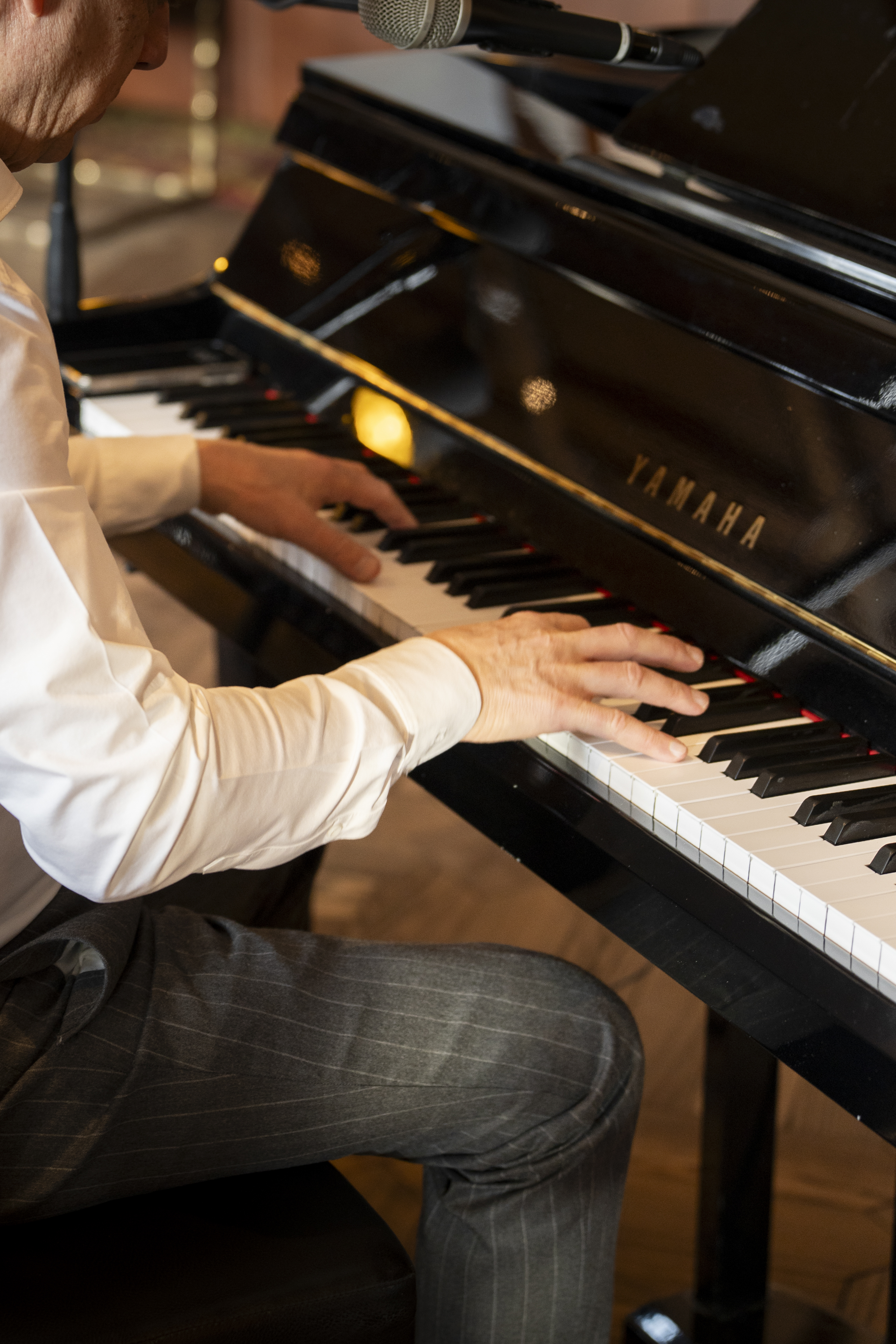 Pianiste animant le Bar 2222m au Riffelalp Resort 2222m à Zermatt, hôtel de luxe 5 étoiles dans les Alpes suisses proposant une ambiance musicale raffinée et des soirées d'hiver dans un cadre alpin d'exception.
