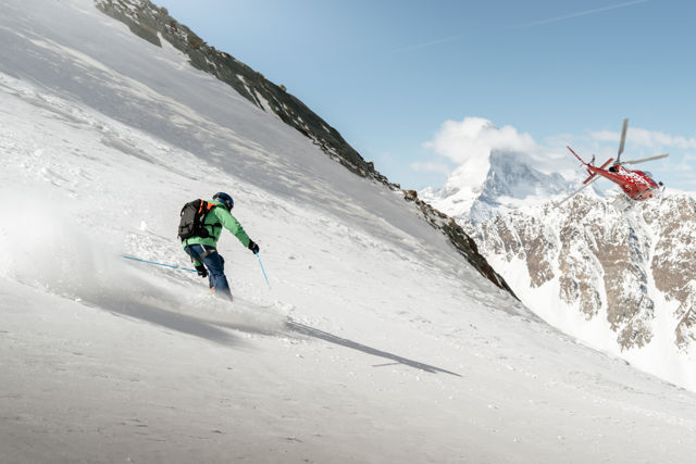 Dépose en hélicoptère sur des sommets préservés suivie d'une descente en poudreuse face au Cervin (Matterhorn), une expérience d'exception à vivre lors de votre séjour au Riffelalp Resort 2222m.