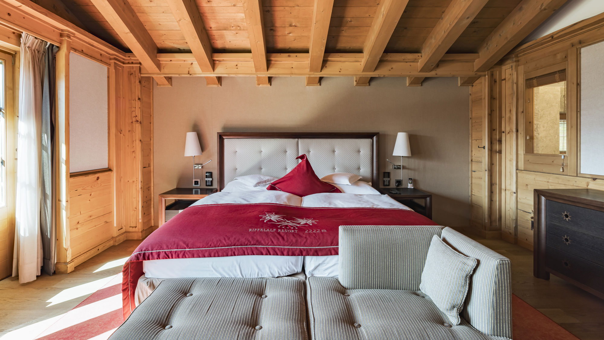 Vue d'ensemble de la Matterhorn Junior Suite au Riffelalp Resort 2222m à Zermatt, hôtel de luxe 5 étoiles offrant une chambre spacieuse de 48 m² avec panorama alpin.