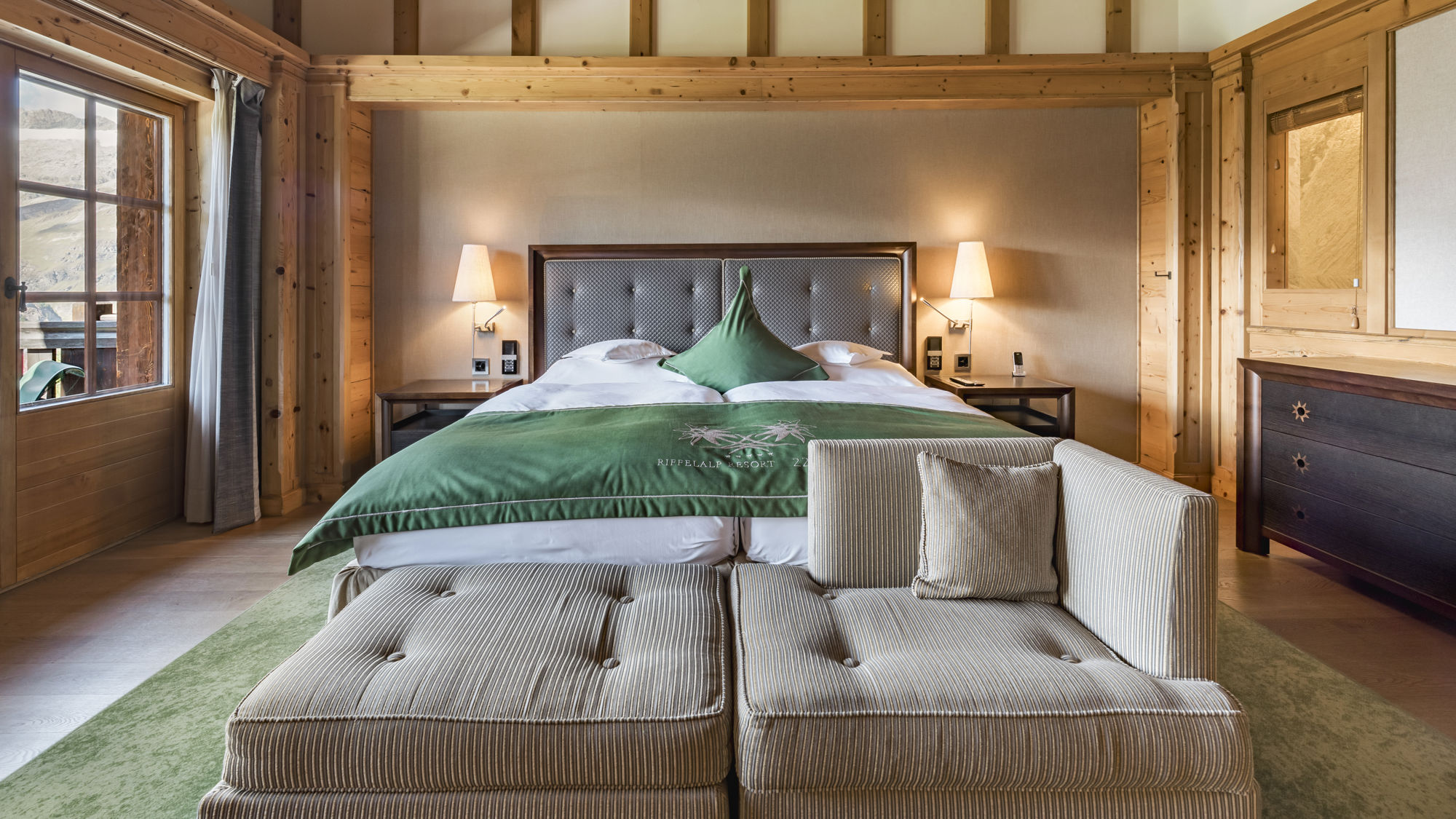 riffelalp-resort-chambre-matterhorn-superior-espace-nuit-01.jpeg